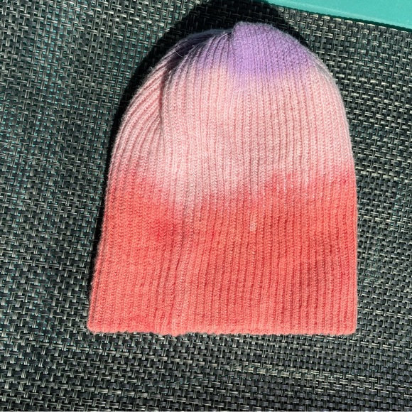 Beanie bundle! 3 beanie hats in EUC. Levi’s, GAP - Picture 5 of 6